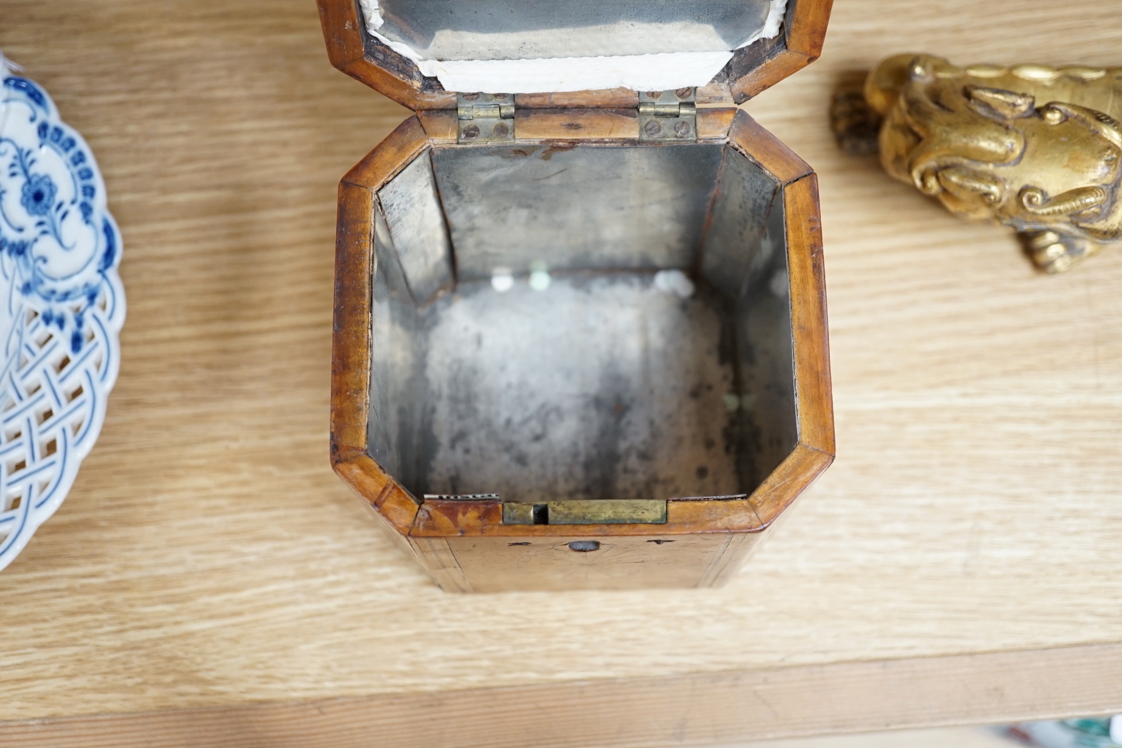 A George III octagonal shell marquetry tea caddy, 12.5cm high